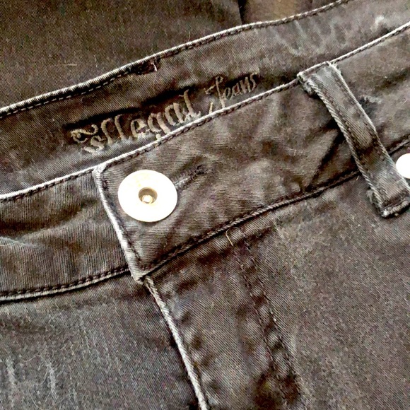 Illegal Jeans 💜 - Picture 3 of 13